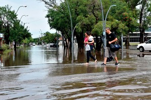 Flavio Raina. Inundados. Varios barrios de la ciudad de Santa Fe sufrieron las consecuencias de la gran cantidad de agua caída en pocas horas.
