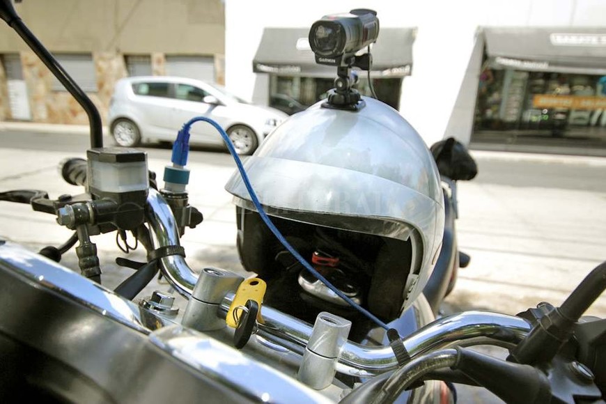 ELLITORAL_171646 | Pablo Aguirre Casco-cámara. El aparato montado sobre el casco georeferencia cada infracción detectada.