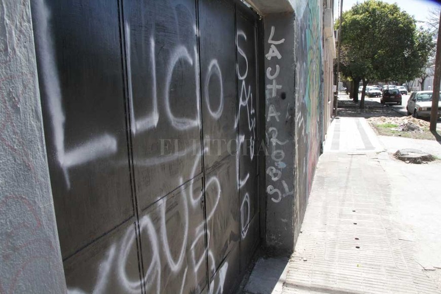 ELLITORAL_221596 |  Mauricio Garín Pintadas y roturas de vidrios y reflectores, son parte de los actos de vandalismo que vienen padeciendo los vecinos.