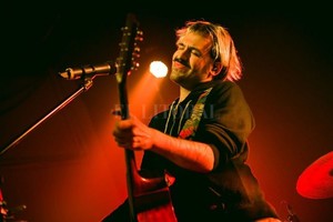 ELLITORAL_251500 |  Gentileza Lucía de la Torre Como estoy todo el tiempo con la ansiedad pensando qué se viene, de pronto veo que tengo un montón de canciones y las quiero tocar. Por ahí me cuesta estar en el presente , dice Nahuel.