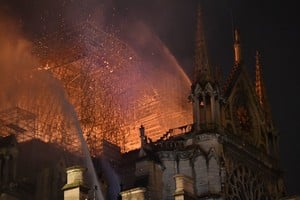 ELLITORAL_244272 |  DPA 15 April 2019, France, Paris: Smoke and flames rise while firefighters try to extinguish a fire that broke out in the landmark Notre-Dame Cathedral, potentially caused by renovation works. Photo: Julien Mattia/Le Pictorium Agency via ZUMA/dpa