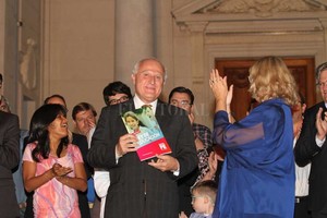 ELLITORAL_197459 |  Manuel Fabatía Lirschitz presentó el proyecto. Nueva ley de Educación Con un acto frente a la Legislatura, el gobernador Miguel Lifschitz presentó el proyecto de ley de Educación provincial que hoy mismo será girado a la Cámara de Diputados. La presentación del texto se hizo durante un acto en el cual el gobernador distinguió a 300 estudiantes de todos los niveles y modalidades del sistema educativo que se destacaron en cuatro categorías: logros académicos, deportivos, proyectos innovadores y participación ciudadana.