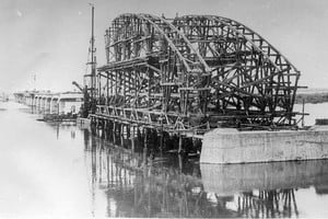 ELLITORAL_253950 |  Archivo El Litoral El puente, en plena construcción.