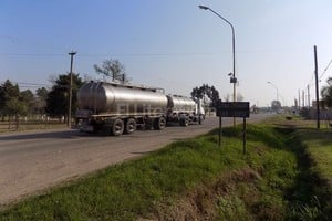 ELLITORAL_159273 |  Alejandro Moulins (Archivo). Peligrosa. El importante tráfico de autos y camiones de la actual ruta 11 genera muchos accidentes de tránsito. Aquí, un camión sobre la ruta atraviesa la zona urbana de San Justo.