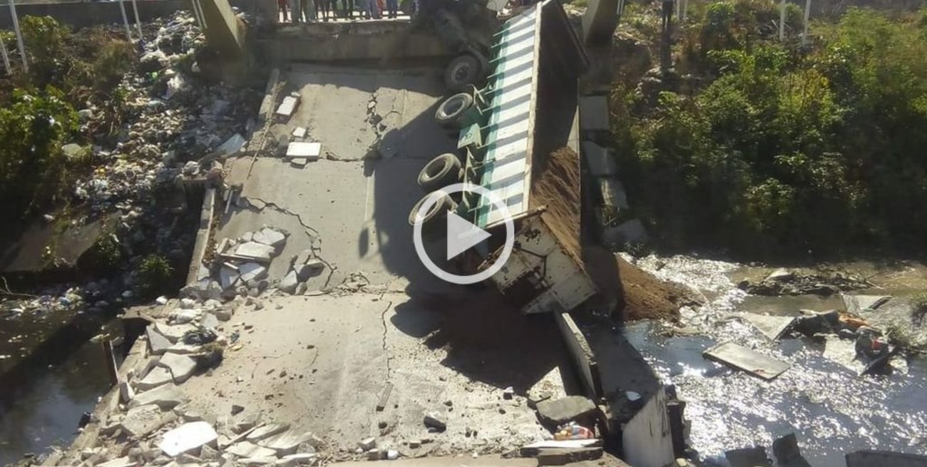 Tucumán: se desplomó un puente y un camión quedó atrapado