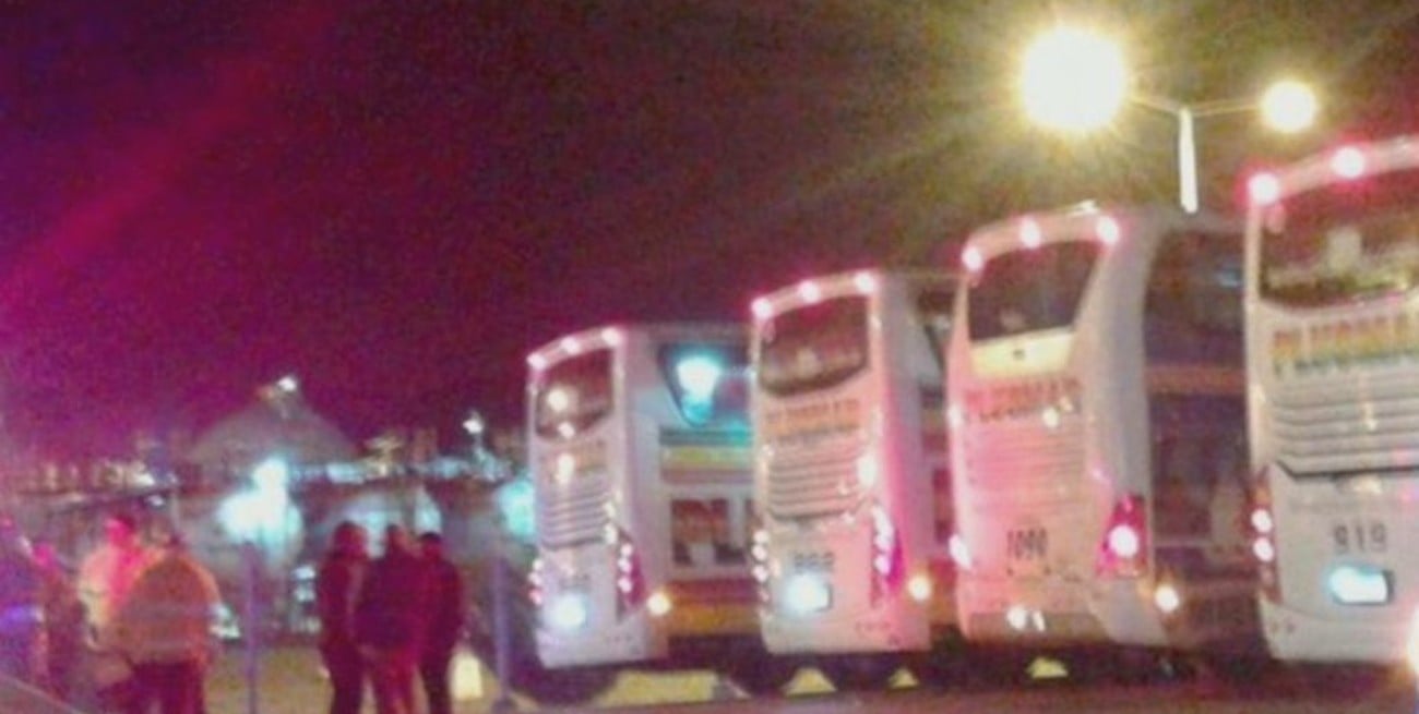Irresponsable: Chofer llevaba a 40 chicos a su viaje de egresados drogado