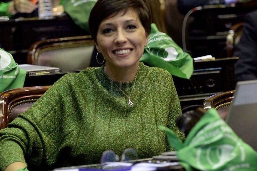 ELLITORAL_224750 |  Archivo El Litoral Mayra Mendoza. Luego del lanzamiento del peronismo no kirchnerista, la diputada camporista Mayra Mendoza llamó  traidores  a Miguel Pichetto, Sergio Massa, Juan Schiaretti y Juan Manuel Urtubey.  Son el reemplazo del sistema, son la opción para cambiar la cara de Macri y mantener el mismo modelo económico. Hay que llamarlos por su nombre, traidores al pueblo y a la patria , disparó.