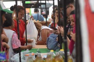 ELLITORAL_285893 |  Mauricio Garín Junto al operativo de entrega se desarrollaron tareas de capacitación y se habilitó una feria de alimentos.