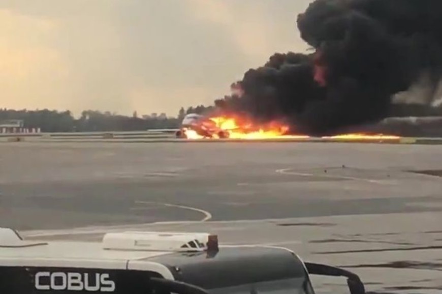 ELLITORAL_246249 |  Xinhua (190505) -- MOSCU, 5 mayo, 2019 (Xinhua) -- Vista de un avión en llamas luego de un aterrizaje de emergencia en el Aeropuerto Internacional de Sheremetyevo, en Moscú, Rusia, el 5 de mayo de 2019. Más de 10 personas resultaron heridas después de que un avión de pasajeros SSJ-100 en ruta hacia la ciudad rusa de Murmansk se incendió durante un aterrizaje de emergencia en el Aeropuerto Internacional de Sheremetyevo en Moscú, informaron el domingo medios rusos. (Xinhua/Sputnik) (au) (ah) ***MAXIMA CALIDAD DE ORIGEN***