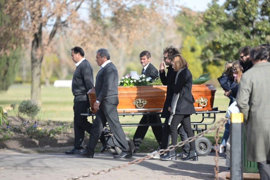 ELLITORAL_215325 |  Internet Con profunda tristeza, familiares y amigos despidieron los restos de María Eugenia \\