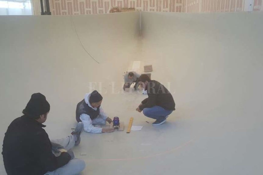 ELLITORAL_174648 |   Astillero Adria Sail:  allí trabaja hoy Agustín Paladini ?en cuclillas?, en Fano, Italia, donde se construyen veleros de 42 a 45 pies de eslora, y además hoy construyen dos veleros únicos de 65 y 80 pies.