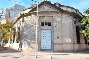 Flavio Raina. Por primera vez la puerta de la ex Comisaría Cuarta luce cerrada. Cuando vuelva a abrirse, la sociedad podrá entrar a revivir lo que padeció mucha gente en su interior.