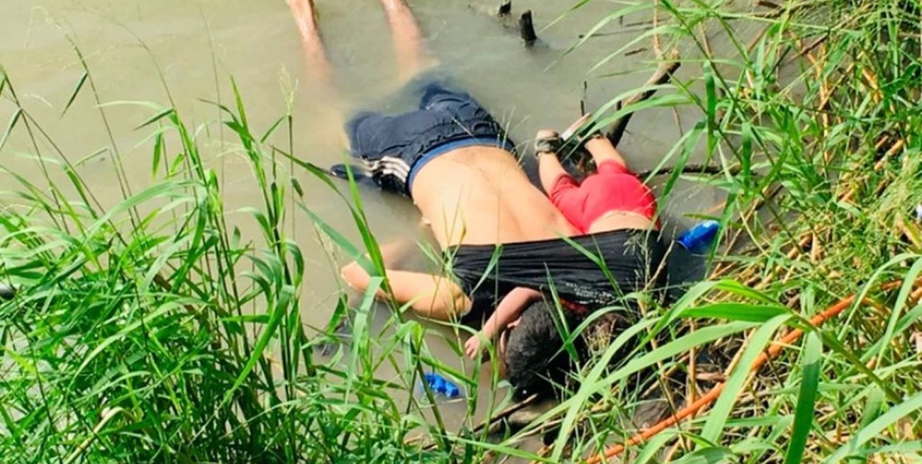 La foto que conmueve al mundo: Padre e hija mueren ahogados intentando migrar a EEUU