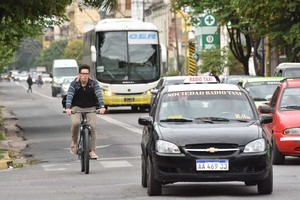 ELLITORAL_241725 |  Flavio Raina Movilidad. A veces el bolsillo impide elegir en qué medio viajar, otras es una decisión personal.