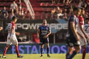 ELLITORAL_205396 |  Matías Nápoli Lucas Gamba y uno de sus tantos lamentos en la tarde del Nuevo Gasómetro. No jugó mal, pero al igual que Soldano, le faltó lastimar en el sector que más le duele al rival.