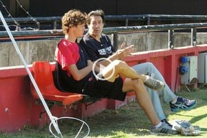 ELLITORAL_144362 |  Prensa Club Atlético Colón El famoso  tironeo . Mientras Germán Conti salió a decir ayer por TyC Sports para todo el país que  nadie me atiende en Colón , desde el área de prensa de la institución se publicó este testimonio: fue el miércoles, en el amistoso ante Patronato, donde Conti acusó una molestia para no jugar. Horacio Darrás (foto) dialogó un largo tiempo y luego lo hizo José Vignatti vía celular.  No te podemos regalar, sos patrimonio del club , le dijeron.