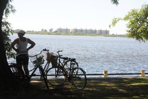 ELLITORAL_145221 |  Guillermo Di Salvatore La cercanía del punto de medición de los valores a la laguna Setúbal es un factor determinante para determinar la sensación térmica.