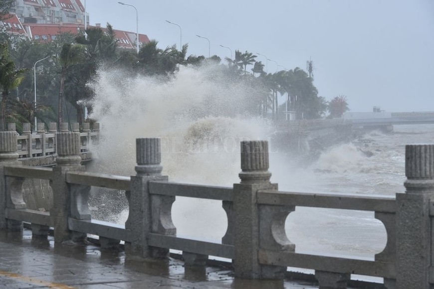 ELLITORAL_223062 |  dpa Las olas del mar rompen cerca de la costa en Zhuhai, provincia de Guangdong, en el sur de China, el 16 de septiembre de 2018. El tifón Mangkhut aterrizó a las 17:00 del domingo en la costa de la ciudad de Jiangmen, en la provincia de Guangdong, sur de China, con vientos de hasta 162 kilómetros por hora, según la estación meteorológica provincial. Todos los vuelos en el aeropuerto de Shenzhen de Guangdong han sido cancelados hasta las 8:00 del lunes. Todos los servicios de autobús de larga distancia en la ciudad fueron suspendidos desde las 18:00 del sábado.
