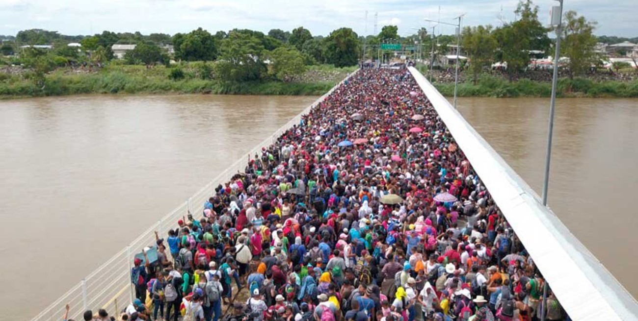 Masiva caravana de inmigrantes hondureños que buscan ingresar a México