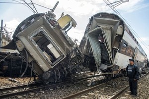 ELLITORAL_226348 |  AFP. Télam. Marruecos: Al menos seis personas murieron y 86 resultaron heridas al descarrilar hoy un tren de pasajeros en la localidad de Buknadel, en Marruecos, informó el director general de la compañía nacional de ferrocarriles (ONCF), Rabie Khlie.