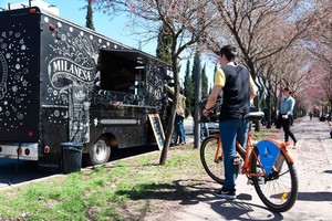 Archivo El Litoral APUNTAN A LAS ROTACIONES que deben hacerse en las paradas de los camioncitos de comidas. Eso confunde al público , dicen.