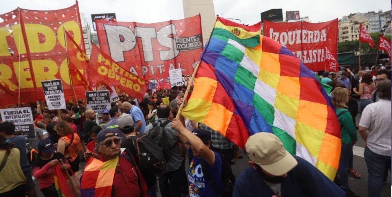 Organizaciones sociales y políticas marchan a la embajada de Bolivia 