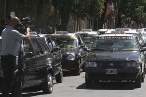 ELLITORAL_206107 |  Guillermo Di Salvatore Los choferes de taxis y remises se concentraron al mediodía en la intersección de 25 de Mayo y Bulevar para reclamar que se incremente la seguridad.