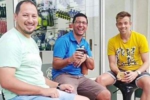 Gentileza HB Sport Es feliz en una cancha. La sonrisa de Leo Burián, disfrutando del mate y de la charla futbolera con sus amigos Hernán y Héctor. Luego del doloroso golpe familiar ?falleció su hermano en un accidente de tránsito en Uruguay?, el  Cachorro  está volviendo desde Montevideo a Santa Fe en las próximas horas para sumarse a los entrenamientos del equipo de Lavallén. En principio, sería titular el jueves en la revancha contra Zulia.