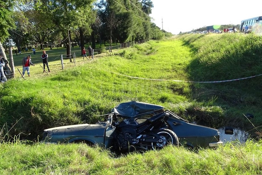 ELLITORAL_211621 |  Gustavo Capeletti La moto quedó incrustada en el Renault 12.