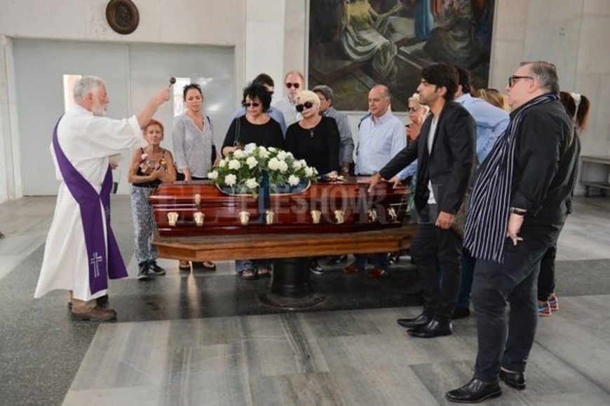 ELLITORAL_204427 |  Internet En el entierro de Ana Caputo, la madre de Carmen Barbieri.