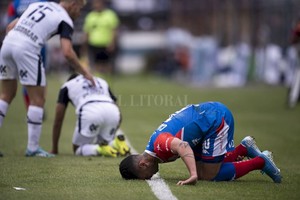 ELLITORAL_267569 |  Matías Nápoli Levántate y anda . Gabriel Carabajal sufre el golpe recibido en la cancha de Gimnasia, pero para el miércoles de la semana que viene podría estar recuperado, lo mismo que Nelson Acevedo.