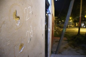 ELLITORAL_209230 |  Marcelo Manera Los numerosos y pesados proyectiles de grueso calibre disparados por los asesinos dejaron sus marcas en las fachadas de las viviendas del barrio.