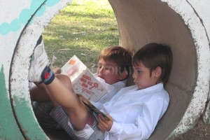Gentileza Producción Lo maravilloso es ver la sonrisa de los niños al sorprenderse cada vez que abren un libro .