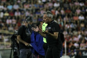 Manuel Fabatía Leo Madelón y su gesto de enojo por algo que no se estaba haciendo bien en la cancha. El DT espera que hoy mismo se defina el día de disputa del encuentro ante River. Programaría algún amistoso antes del fin de semana.