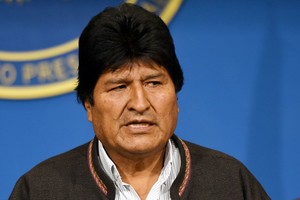 ELLITORAL_270360 |  Xinhua (191110) -- LA PAZ, 10 noviembre, 2019 (Xinhua) -- Imagen proveída por la Agencia Boliviana de Información del presidente de Bolivia, Evo Morales, hablando en una conferencia de prensa, en el hangar presidencial de la Fuerza Aérea Boliviana, en la ciudad de El Alto, en el departamento de La Paz, Bolivia, el 10 de noviembre de 2019. Morales anunció el domingo la convocatoria a nuevas elecciones en el país y la renovación de todos los vocales del Tribunal Supremo Electoral, decisión asumida tras conocer el informe preliminar de la Secretaría General de la Organización de Estados Americanos que recomendó la anulación de los comicios del 20 de octubre. (Xinhua/Enzo De Luca/ABI) (ab) (rtg) (ce)