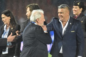 ELLITORAL_288083 |  Mauricio Garín Tapia saluda a Vignatti luego de la derrota de Colón en la final de la Copa Sudamericana.