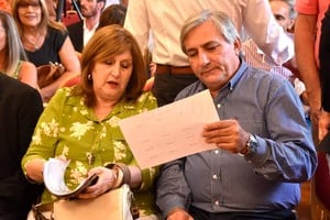 ELLITORAL_288947 |  Flavio Raina. La ministra de Educación, Adriana Cantero, y su par de Gestión Pública, Rubén Michlig, con los números que mostraron a los gremios, y que no se expusieron fuera de la reunión.