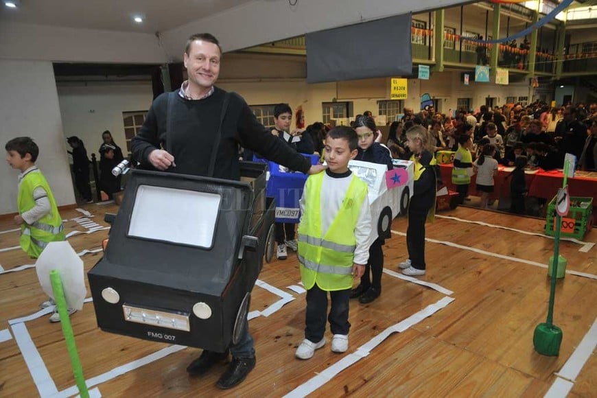 ELLITORAL_222523 |  Flavio Raina La feria de ciencias nos parece interesante porque cada año desde el jardín cambiamos de tema, y podemos aprender más. Y es más divertido que el aula , consideran los chicos.