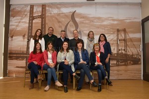 Guillermo Di Salvatore. TRABAJO EN EQUIPO. Las mujeres de la foto son las protagonistas de los videos que se hicieron -y se harán- en la ciudad. Los hombres son Pablo Ricardo, quien grabó los videos y ahora deberá editarlos; el médico ginecólogo santafesino Carlos Sarsotti; y el reconocido médico Mark Walters.