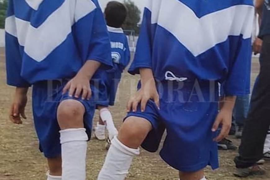 ELLITORAL_293428 |  Familia Calderón ¿Cuál es Franco?  Otra foto exclusiva de esta producción de El Litoral: los hermanos Franco y Pablo Calderón en sus inicios, cuando empezaban a despuntar el vicio y correr detrás de una pelota allá en Hermoso Campo, la tierra chaqueña natal. Hoy Franco es titular en Unión y Pablo juega en Costa Rica.