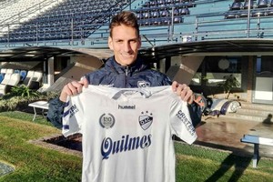 Gentileza Club Quilmes Federico Anselmo muestra la camiseta cervecera que vestirá en la temporada que se viene en la B Nacional.