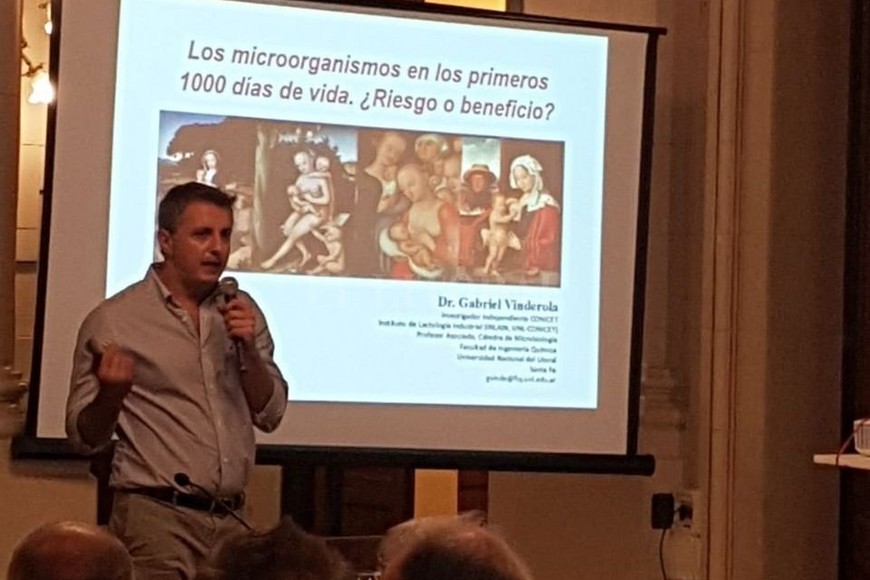 ELLITORAL_209280 |  Gentileza Gabriel Vinderola Exposición. Vinderola subrayó que los médicos tienen  la responsabilidad de divulgar el conocimiento de una forma sencilla . También agradeció la posibilidad de contar con ámbitos donde pueden dar conocer el trabajo que hacen en los laboratorios.