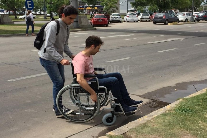 ELLITORAL_273918 |  El Litoral Sin rampa. En avenida 27 de Febrero, en la acera oeste, la falta de rampa complica la circulación para las personas en silla de ruedas.