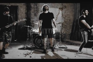 Gentileza Producción Alfageme, Luciano Pata D?Ascenzo (con Emanuel Collosa detrás) y Rodrigo Tibalt, en un pasaje del videoclip de Los conjurados , realizado por Aldín Motatu.