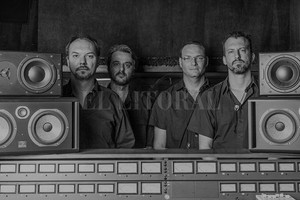 Gentileza producción En el estudio, donde Escalandrum lleva la química del toque en directo (Piazzolla es el tercero de la izquierda).