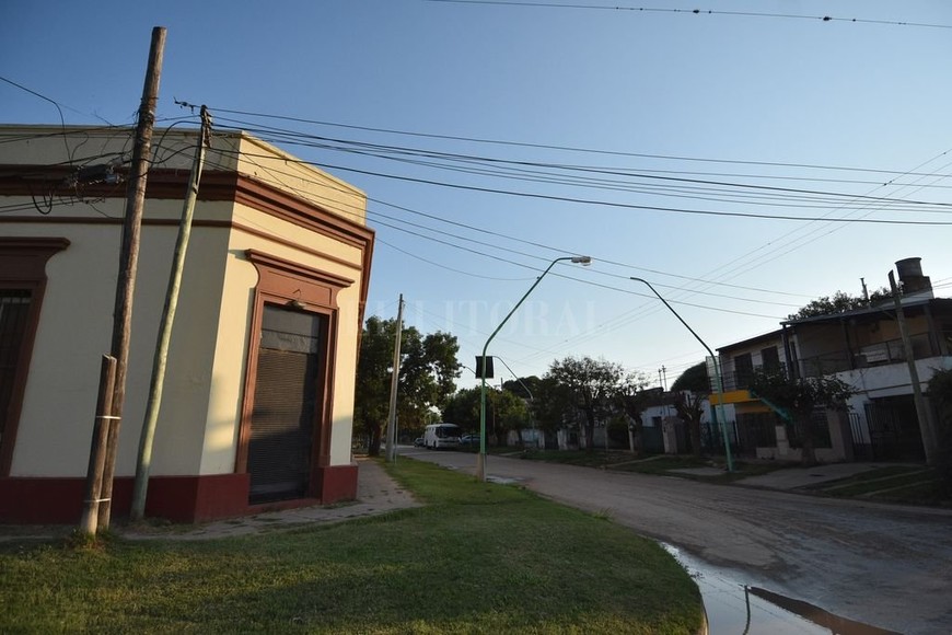 ELLITORAL_286180 |  Pablo Aguirre Emblemática. Esquina de Corrientes y República de Chile. La remodelada fachada del antiguo almacén de ramos generales, es un vestigio de la rica historia de unos de los barrios más tradicionales de Santo Tomé. Los problemas actuales.
