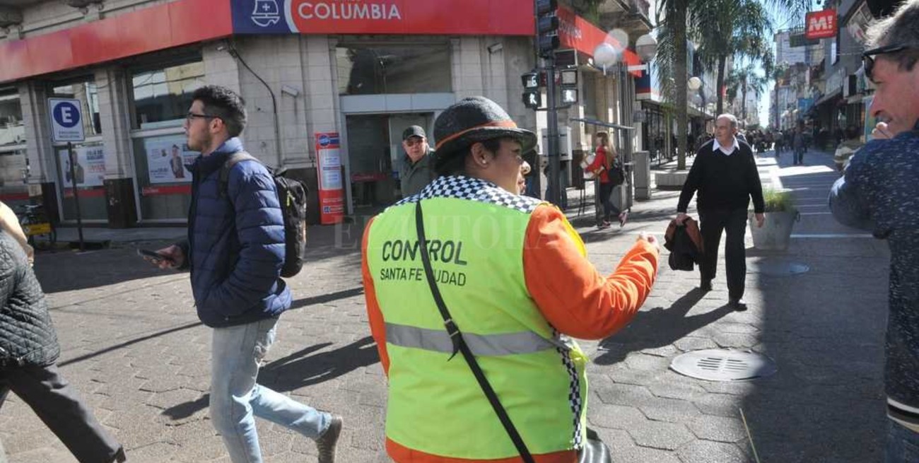 Semáforos peatonales: operativo con "naranjitas" para alertar a la gente