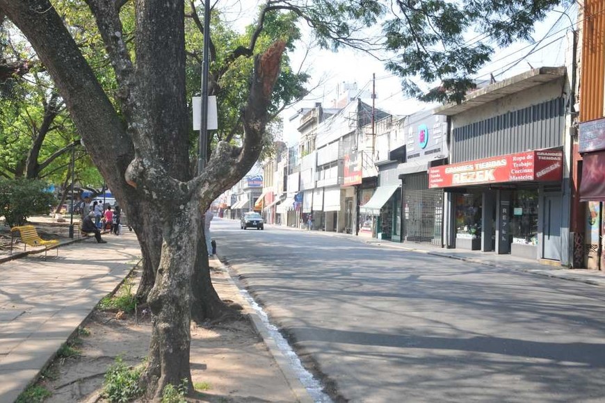 ELLITORAL_191728 |  Luis Cetraro Paradas colectivos. La gran concentración de actividades a un mismo horario (escuelas, comercios administración pública) congestiona el transporte público de pasajeros en horarios picos. Una vez que la mayoría llegó o salió de su ocupación habitual, las calles se vacían.