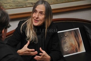 ELLITORAL_216788 |  Luis Cetraro Sensaciones. La charla con Malala Fontán tuvo momentos muy emotivos. Cuando contó la historia de Sandra, la orangutana del zoológico de Buenos Aires cuya imagen aparece en la portada de la muestra fotográfica, la activista se emocionó hasta las lágrimas.