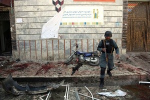 ELLITORAL_209242 |  Internet Atentado suicida en una oficina de tramitación de documentos de Kabul, la capital de Afganistán.